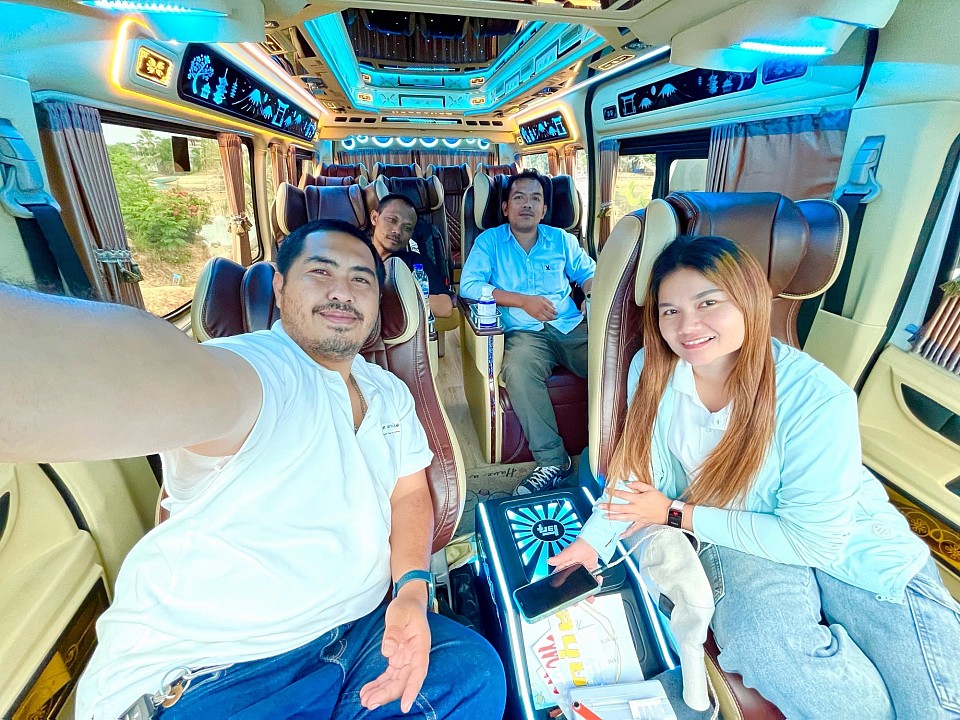 กรุ๊ป 4 ตู้ ทีมงาน คนขับรถ เลดี้ Driver 2 คน